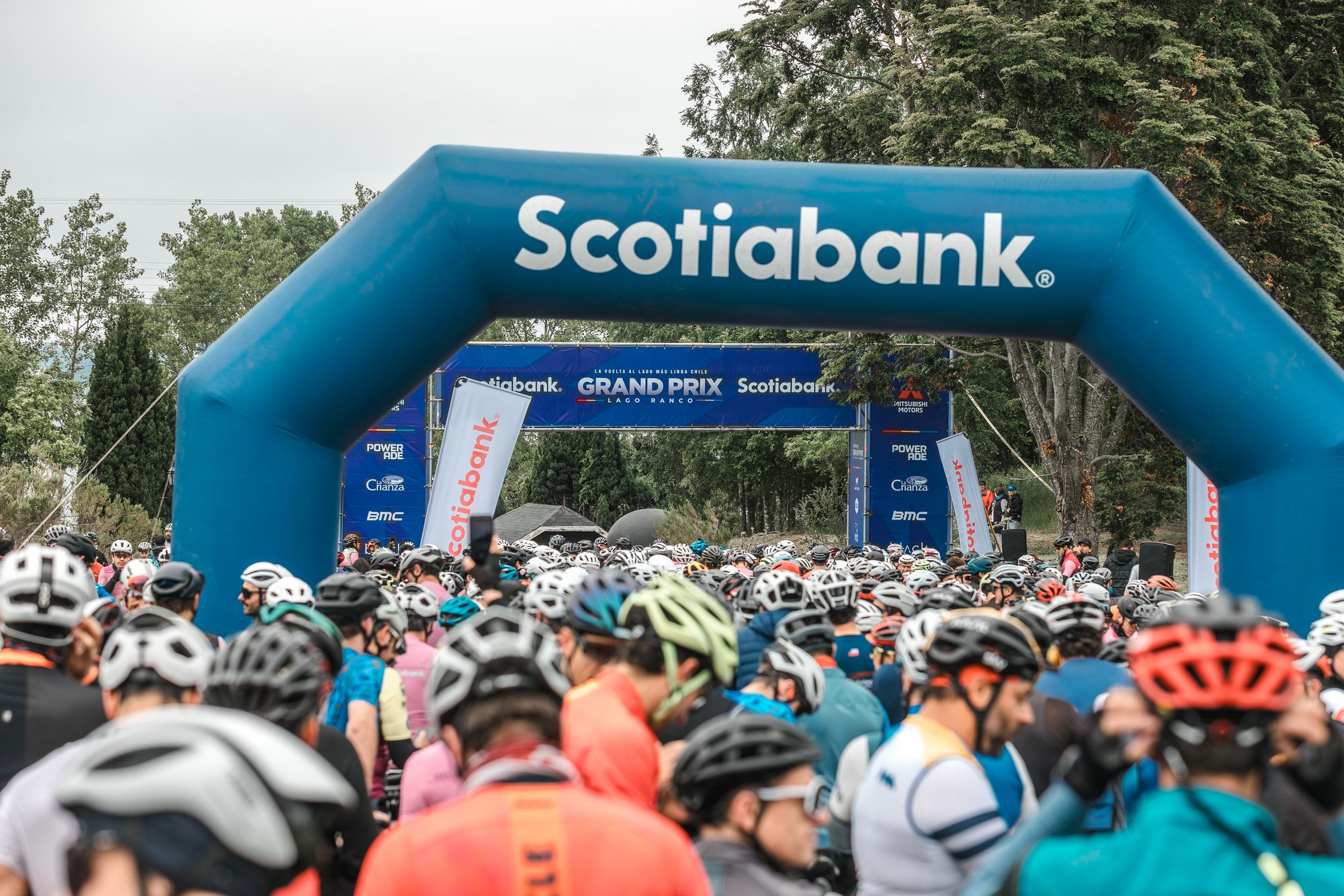 Largada del Grand Prix Lago Ranco bajo el arco de Scotiabank