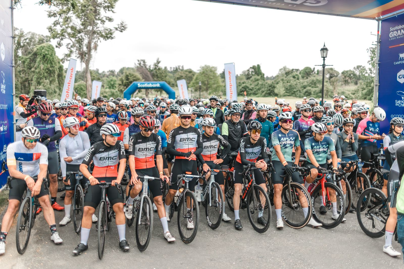 Ciclistas en la largada con branding Scotiabank