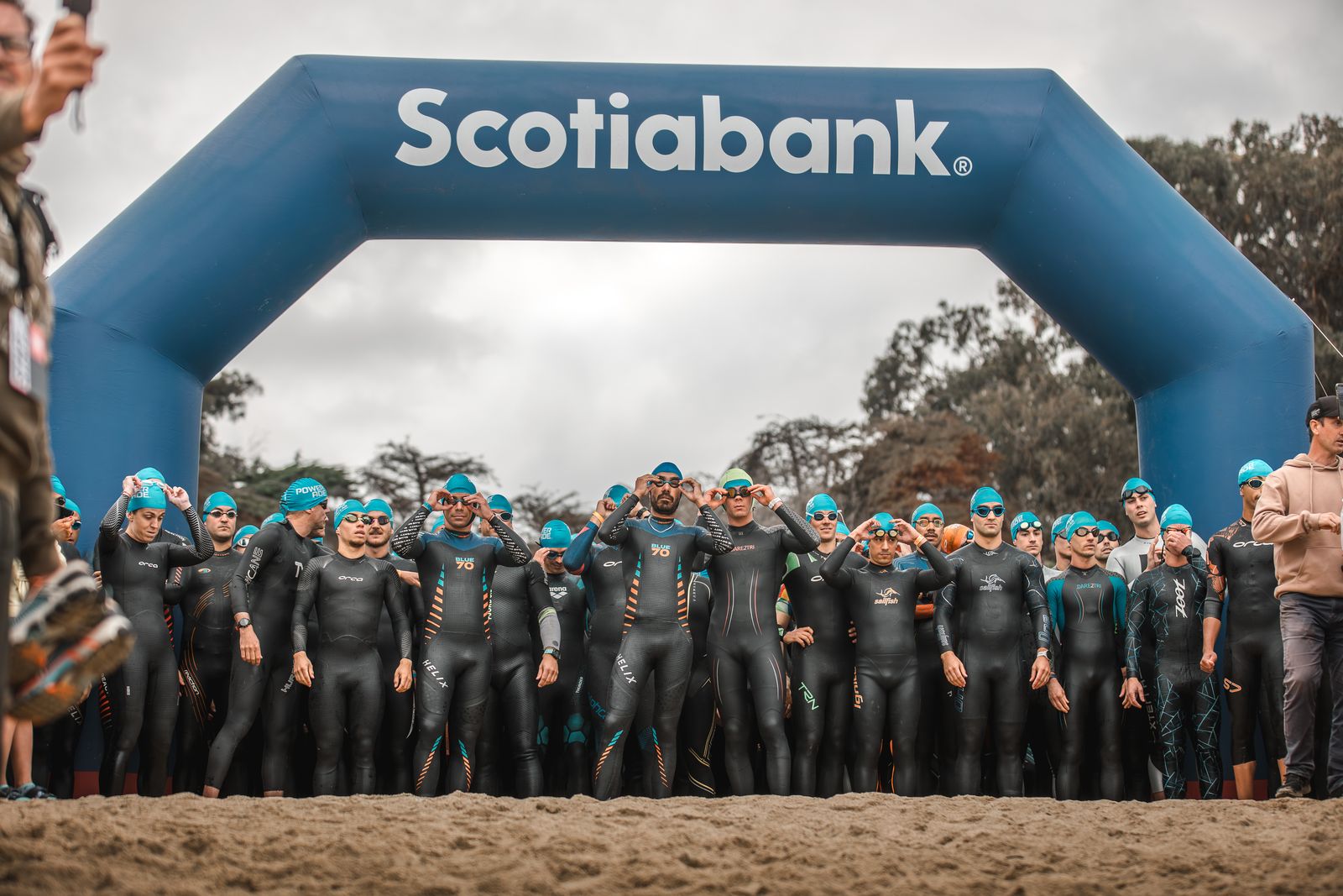 Nadadores bajo el arco Scotiabank