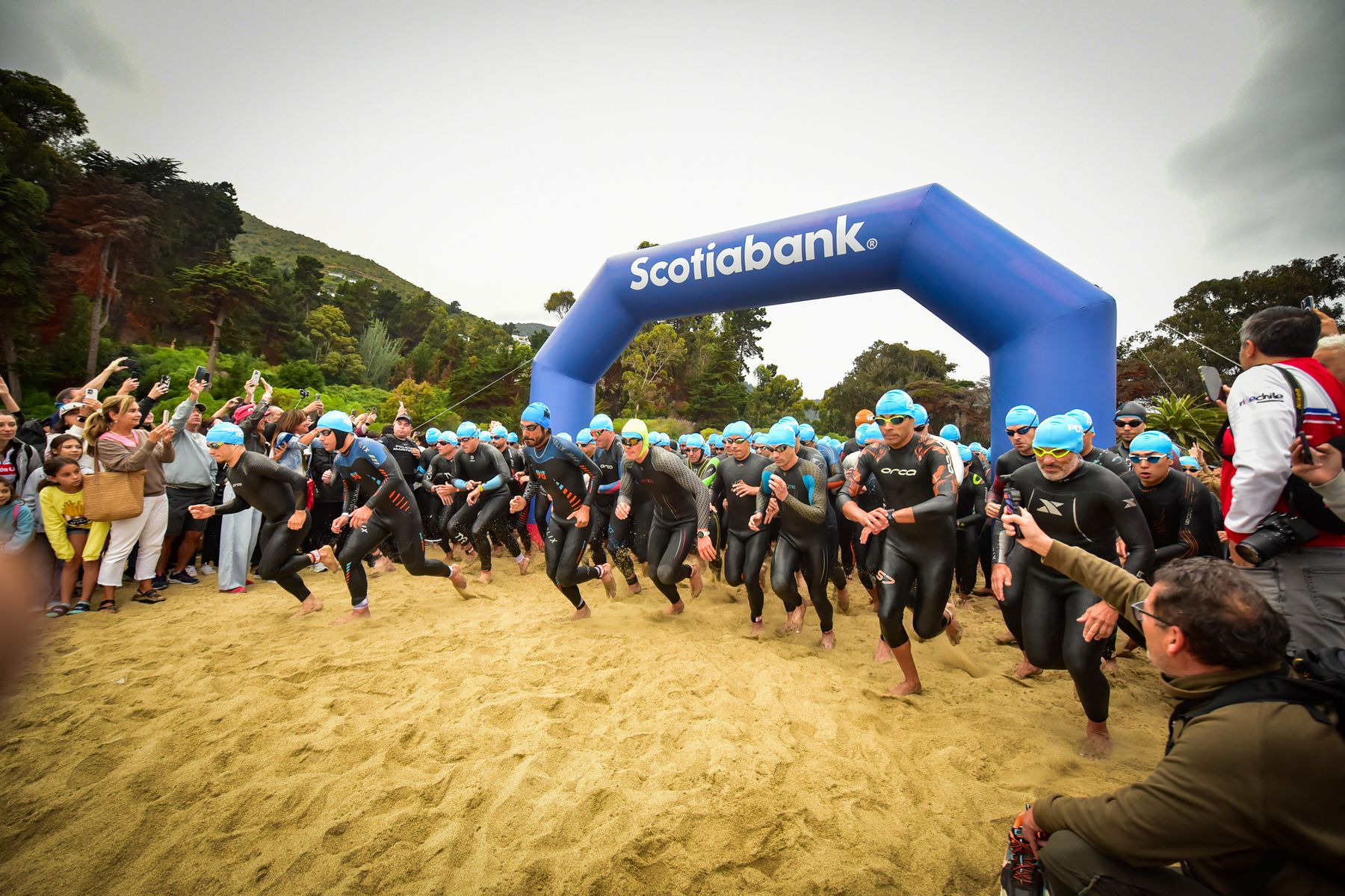 Partida de la natación del Triatlón de Zapallar bajo el arco Scotiabank