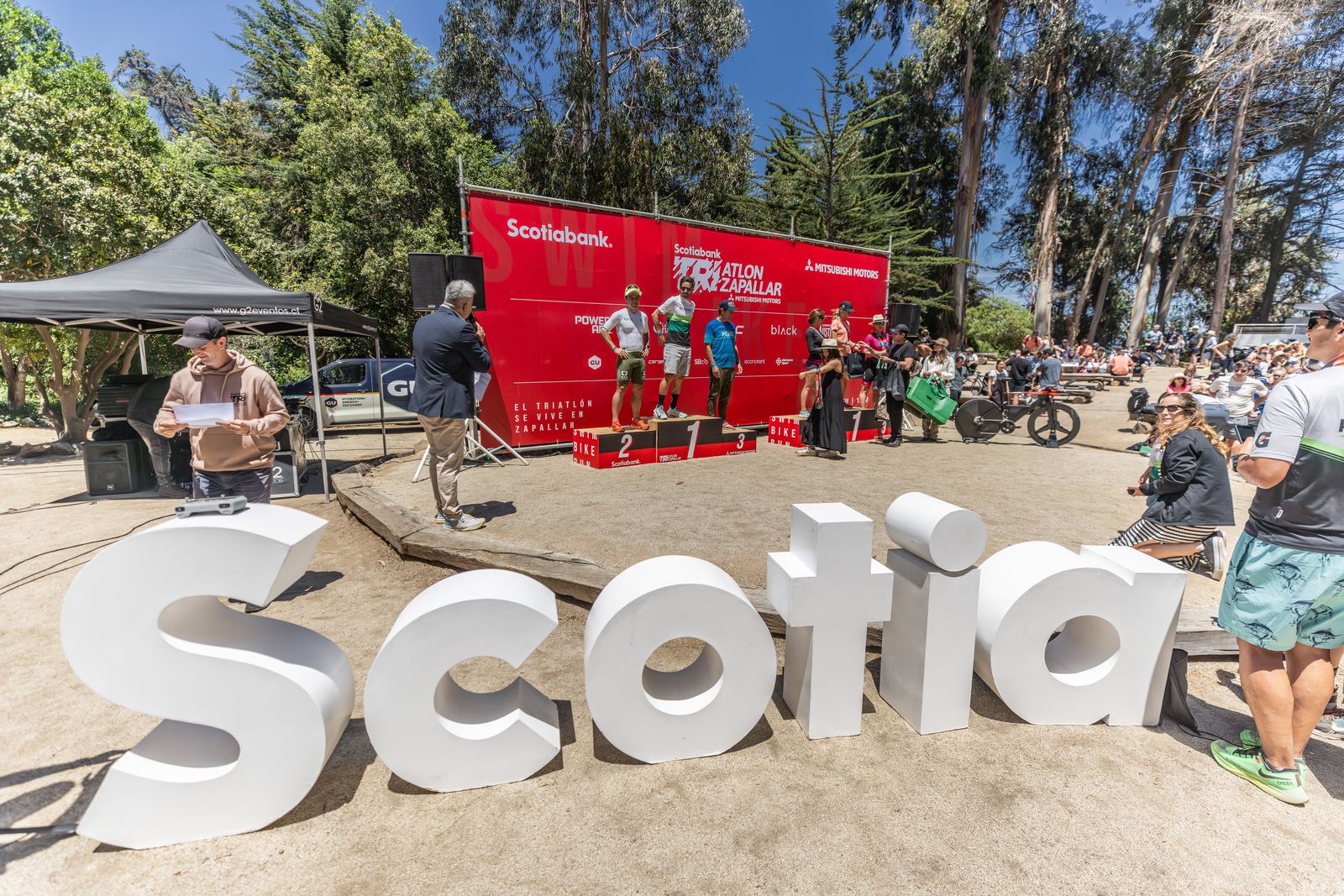 Premiación del Triatlón con letras Scotia